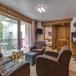  Apartment Vallet- Newly Renovated 2 Bedroom Nestled Just Off The Main Street France